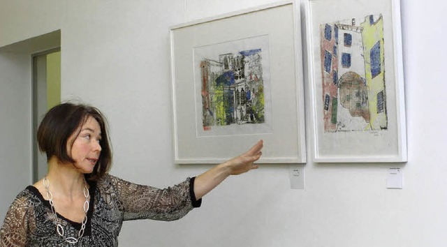 Ingrid Kauselmann erklrt die ausgestellten Bilder.  | Foto: Jrgen Schweizer