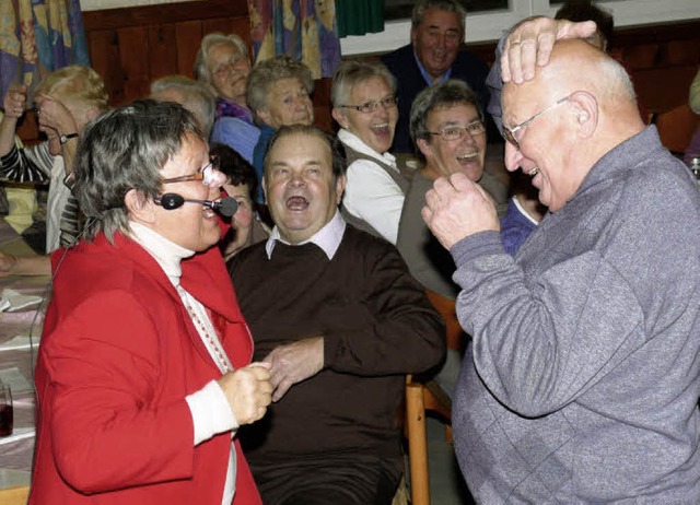 Das wr doch gelacht, wenn da nicht je...(links) zeigt Senioren, wie das geht.   | Foto: frank leonhardt