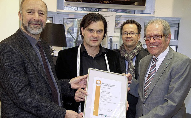 Auszeichnung (von links): Brgermeiste...C. Noppel vom Handelsverband Sdbaden.  | Foto: BZ
