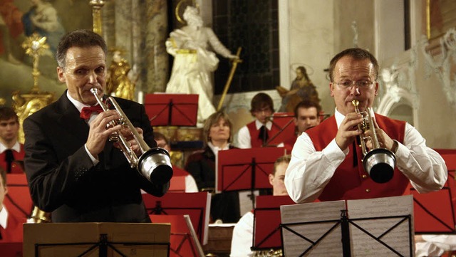 Dirigent Michael Stecher im Dialog fr...Trompeten mit Vorstand Roman Gutmann.   | Foto: Hans Jrgen Kugler