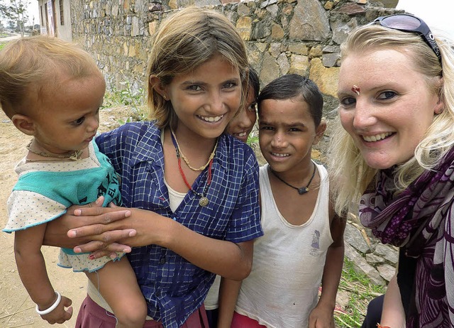 Die strahlenden Kinderaugen sind der L...Anne-Kathrin Bauer (rechts) in Indien.  | Foto: carl duisberg centren