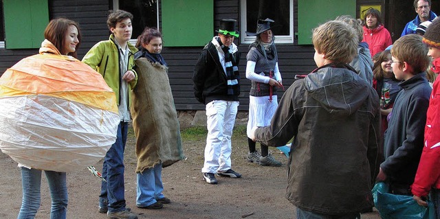 Die Kirchzartener Pfadfinder auf der Suche nach dem  Weg zur Kruterhexe.   | Foto: Privat