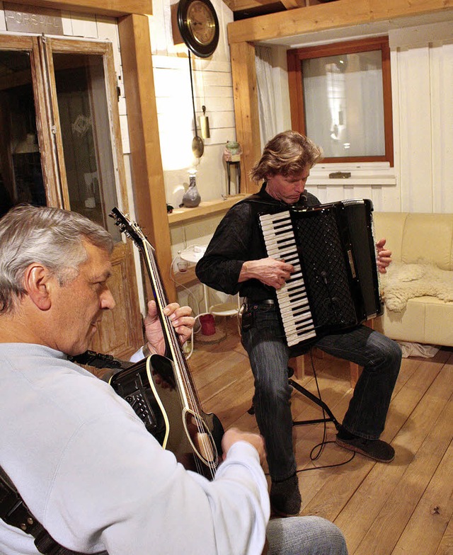 Meggi Patay (Gitarre) und Hartmut Saam...hr Konzert am 3. Dezember in Wildtal.   | Foto: Gabriele Fssler