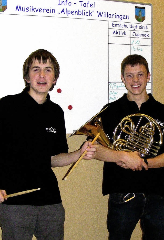 Roland Engelsberger (links) und Felix ...oldabzeichen des Blasmusikverbandes ab  | Foto: Wolfgang Adam