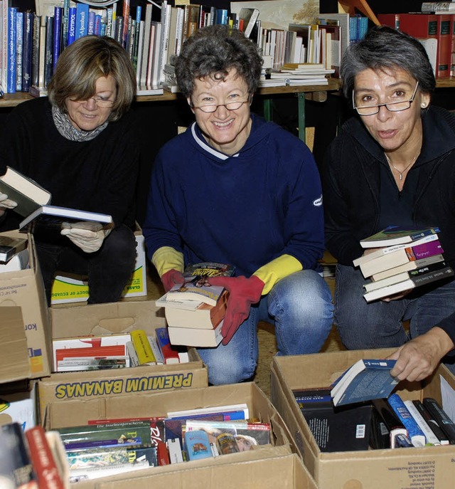 Fleiige Helferinnen beim Bcherflohma...aria  Wollenzin und Sigrid Kornmeier.   | Foto: Gertrude Siefke