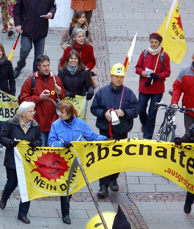 Demonstranten im Zeichen von &#8222;Atomkraft, nein danke&#8220;.   | Foto: hsl