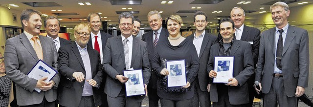 Sie haben gut lachen bei der Verleihun...essor Werner Bornholdt von der Jury.    | Foto: Hahne