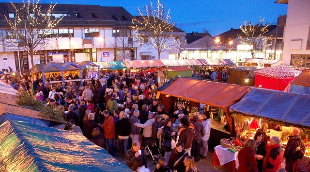 Zum Weihnachtsmarkt in Efringen-Kirche...Lichter an den Bumen im Ortszentrum.   | Foto: fillisch