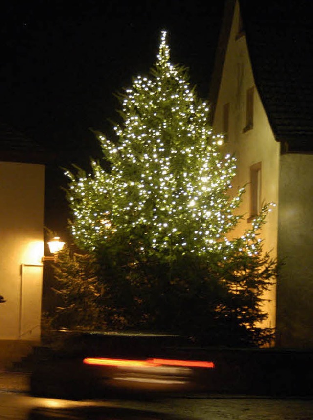 Der Weihnachtsbaum in Adelhausen leuch...ne Woche lnger als in den Vorjahren.   | Foto: Ralf H. Dorweiler