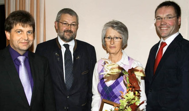 Roswitha Schonhardt wurde von Prses P...m Kirchenchor  Obersimonswald geehrt.   | Foto: Karin heiss