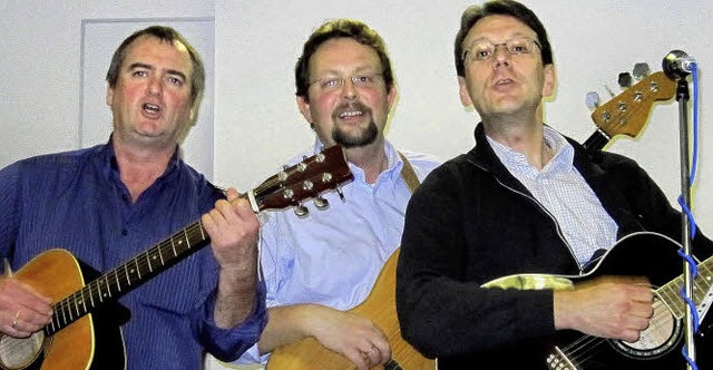 Hochkartig besetzt: Hinter der Band H...iegraf und Thomas Bomans (von links).   | Foto: bz