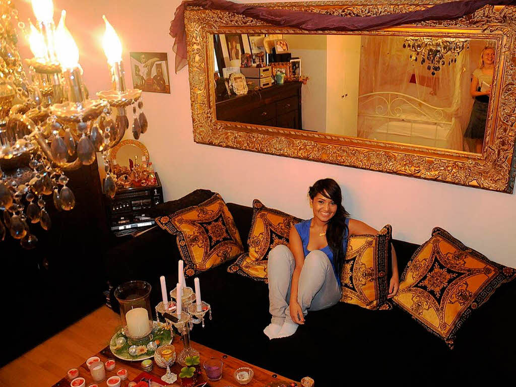 Bahar Kizil daheim in ihrem Zimmer in Freiburg.