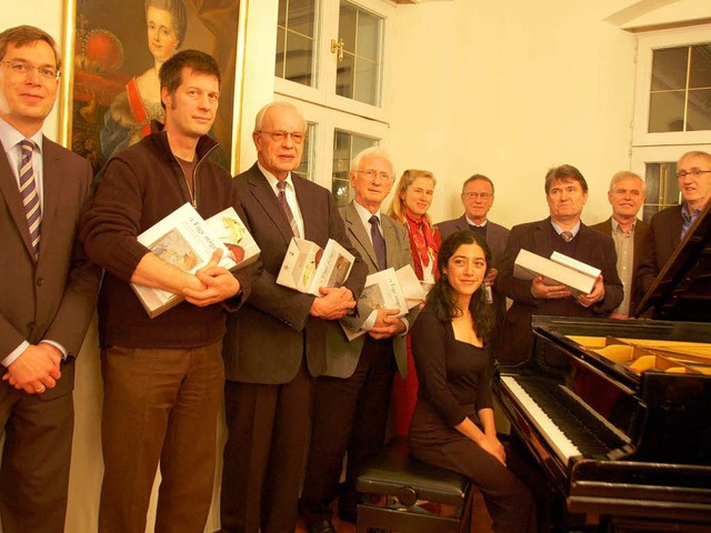 Das Herausgeber- und Autorenteam des n...220;. Sitzend Pianistin Claudia Corona  | Foto: Sylvia-Karina Jahn