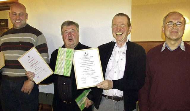 Ehrungen bei der Kolpingfamilie (von l...e) und Vorsitzender Bernhard Trndle.   | Foto: ingrid mann