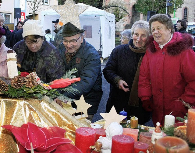 Welche Kerze fr den Adventskranz soll...auf dem Kippenheimer Weihnachtsmarkt.   | Foto: Ulrike Hiller