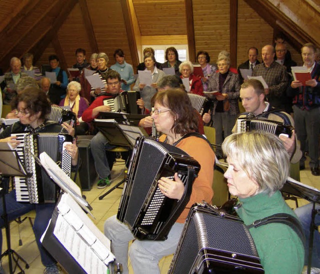 Gemeinsam ben der Handharmonikaclub R...m Sonntag, 28. November in Rtenbach.   | Foto: Liane Schilling