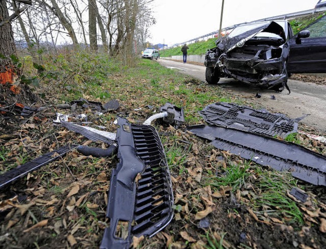 ber die Gegenfahrbahn kam das Auto na...euer starb der 64-jhrige Autofahrer.   | Foto: Patrick Seeger