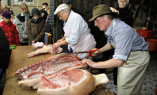 Willi Weishaar und Alfred Rinklin (von...m Eichstetter Dorfmuseum  gebannt zu.   | Foto: christa rinklin