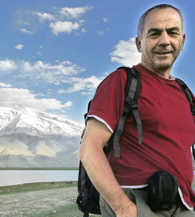 Peter Diesner am Karakulsee   im Himal...ergrund der 7546 hohe Berg Mutztagh.    | Foto: Privat