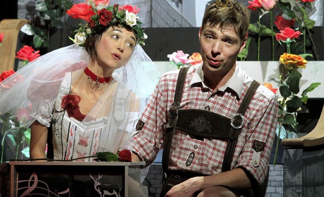 Clmence Leh und Felix Grning singen ...dem Rosensofa dem Happy End entgegen.   | Foto: Peter Heck