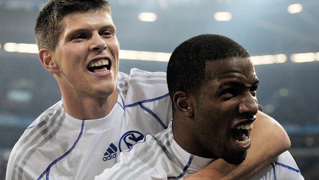 Torschtzen unter sich: Klass Jan Huntelaar (links) und Jefferson Farfan  | Foto: dpa