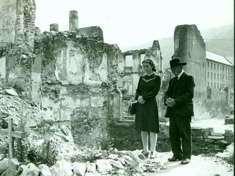 Trauernde auf dem Freiburger M�nsterpl...ich an dieser Stelle eine Rasenfl�che.  | Foto: Karl M�ller (Stadtarchiv)