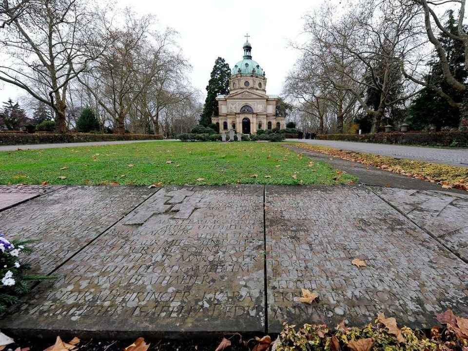 An die geborgenen Toten erinnern Stein...grab auf dem  Hauptfriedhof einfassen.  | Foto: Ingo Schneider