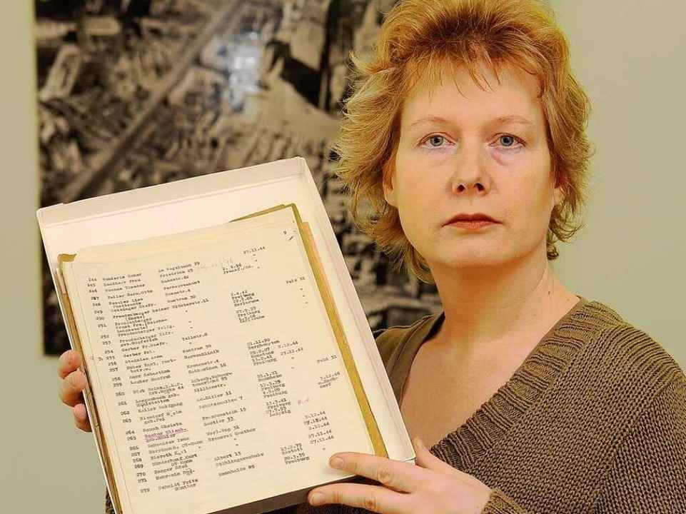 Sichtete im Stadtarchiv zahllose Listen: BZ-Autorin Carola Schark  | Foto: Ingo Schneider