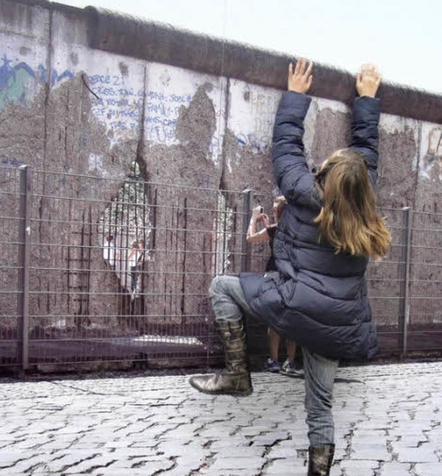 Lisa klettert an der Berliner Mauer hoch.   | Foto: Privat