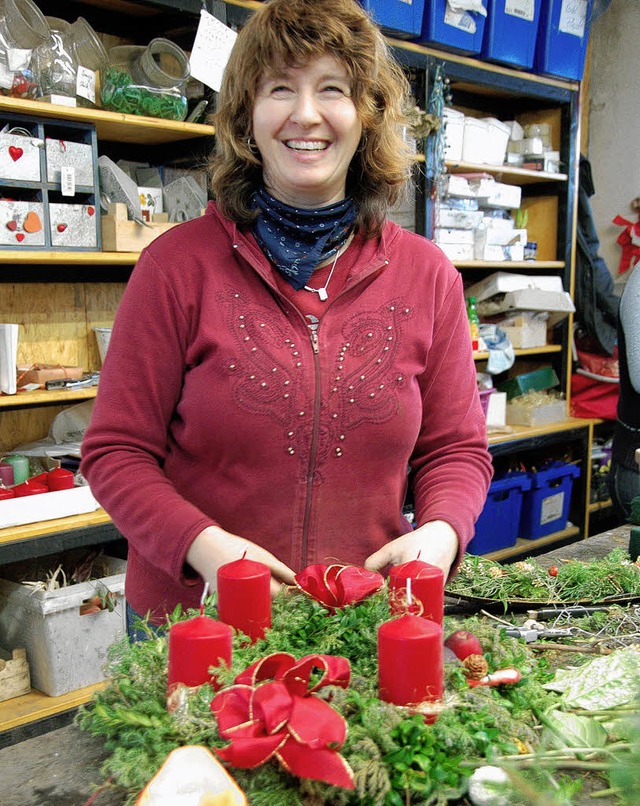 Floristin Silke Sturm fertigt alle Jah...Weihnachtsgestecke und Adventskrnze.   | Foto: Sigrid Umiger