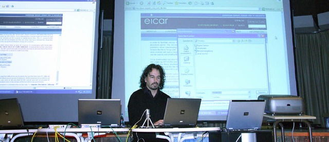 Der Experte Erwin Markowsky (links) be...m Vortrag zur Sicherheit im Internet.   | Foto: Hans Jrgen Kugler