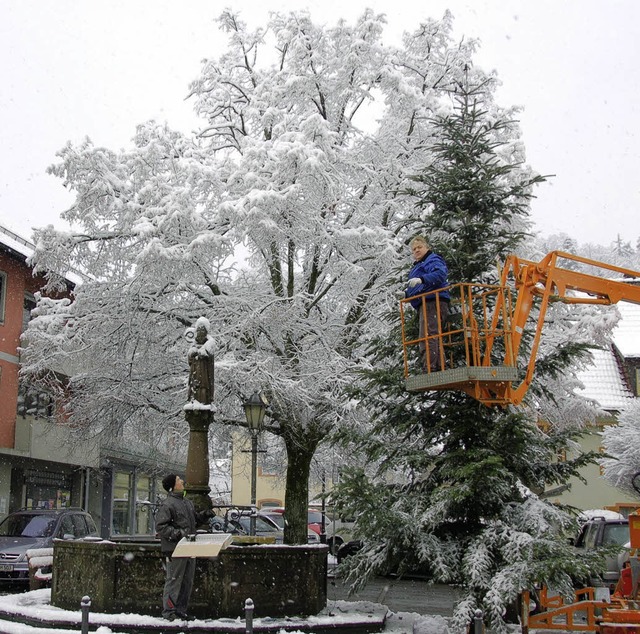 &#8222;Der Schnee, der kunnt vun obe r...er Baum am Nikolausplatz aufgestellt.   | Foto: Bernd Fackler