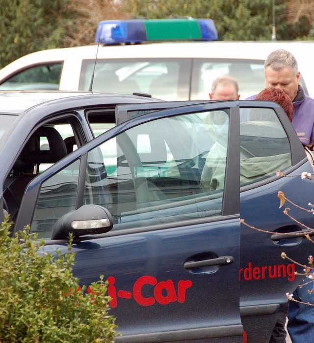 Die Offenburger Polizei bei der Kontrolle eines Mietwagens.   | Foto: Seller