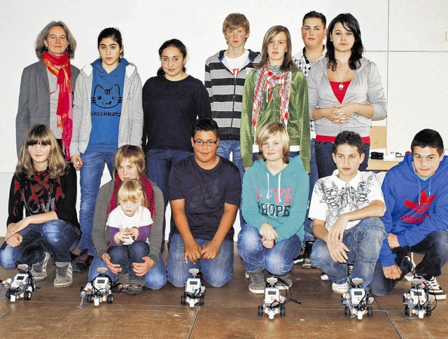 DIe Teilnehmer des Robo-Camps an der D...Trainerin Pia Gawlik-Rau (ganz links)   | Foto: Dorer