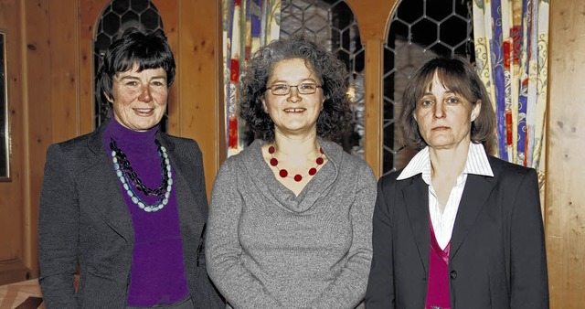 Die Vorsitzende mit den Beraterinnen v..., Justina Strk und Christina Huttner   | Foto: Freudenthal