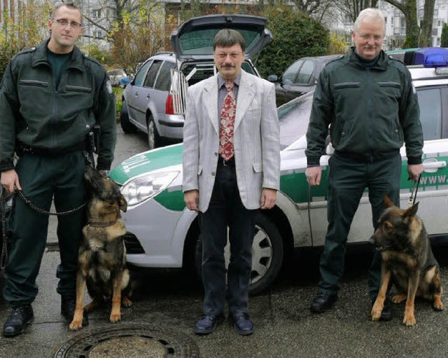 Von links: Nico Ritschel mit Zollhund ...nd Frank Probst mit Zollhund Muchtar.   | Foto: BZ