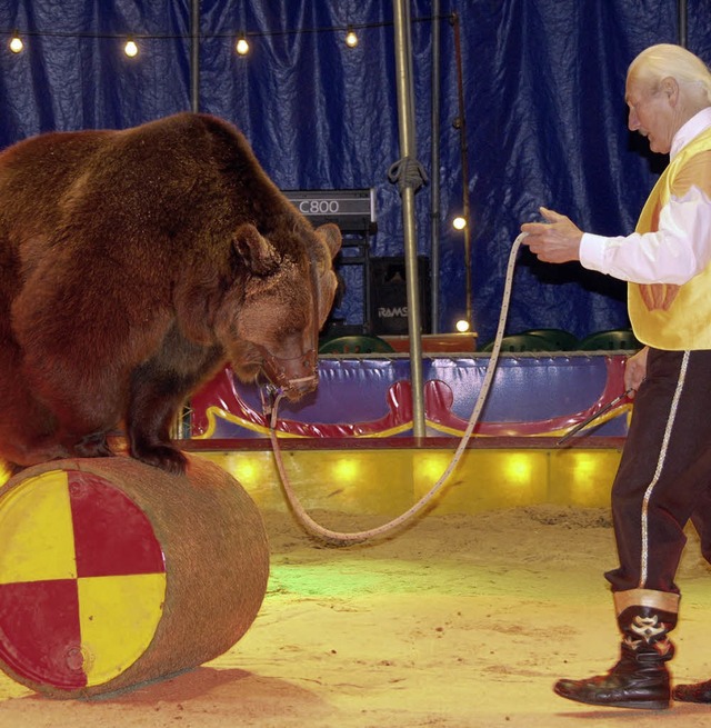 Verspielt: Braunbr Shirley mit Ziehvater Walter Frank   | Foto: Frey