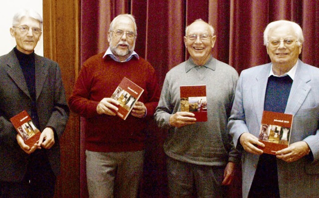 Benno Westermann, Helmut Bauckner, Wal...s) haben frs Jahresheft geschrieben.   | Foto: Albert Greiner