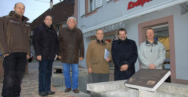 Brgermeister Martin Obert (Zweiter vo... Geisert (links) die Bronzetafel ein.   | Foto: kai kricheldorff