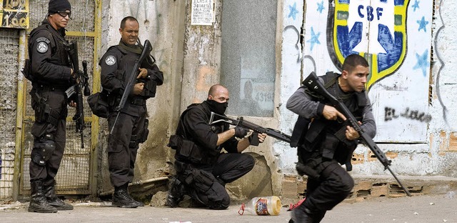 Schwer bewaffnete Elitesoldaten kmpfe... durch die Straen von Rio de Janeiro.  | Foto: afp