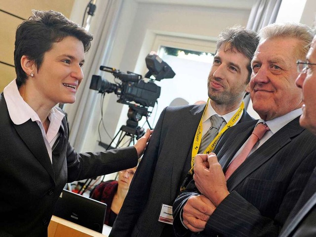 Umweltministerin Tanja Gnner (CDU) un...er des Verbands der Region Stuttgart .  | Foto: dpa