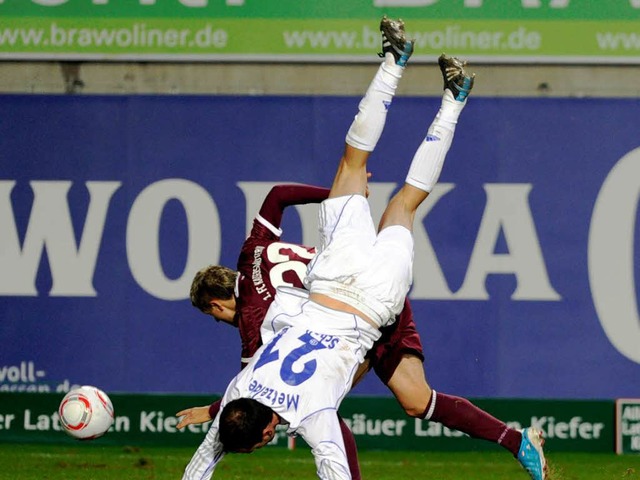Der Schalker Christoph Metzelder (vorn...er einzige Absturz an diesem Spieltag.  | Foto: dpa