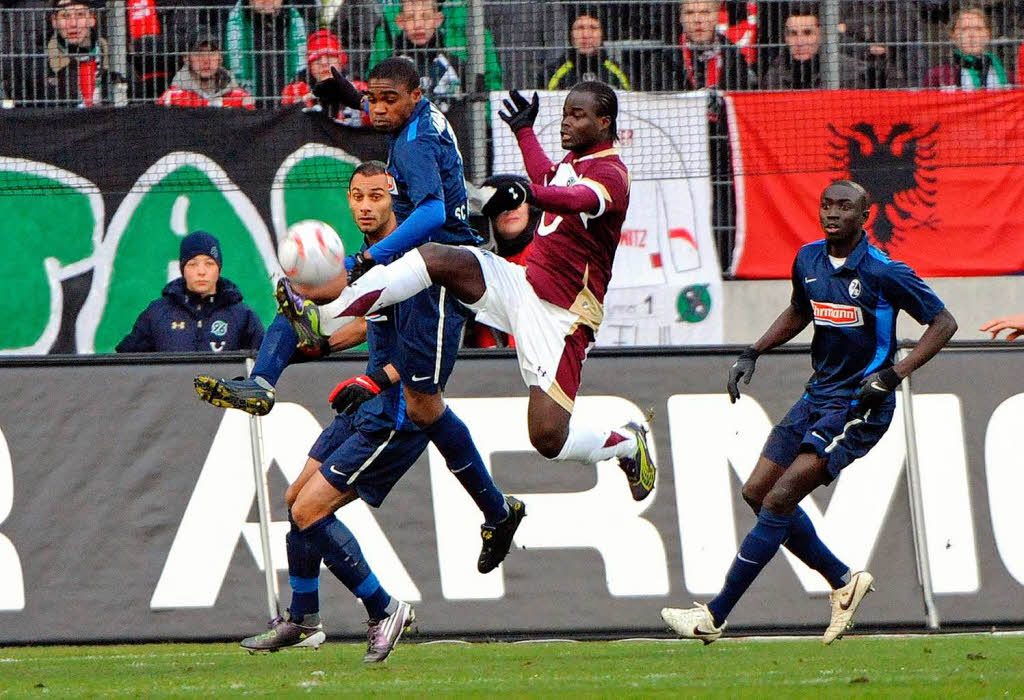 Didier Ya Konan, H96, geht zwischen von links,  mer Toprak, Cedrick Makiadi und Papiss Ciss.