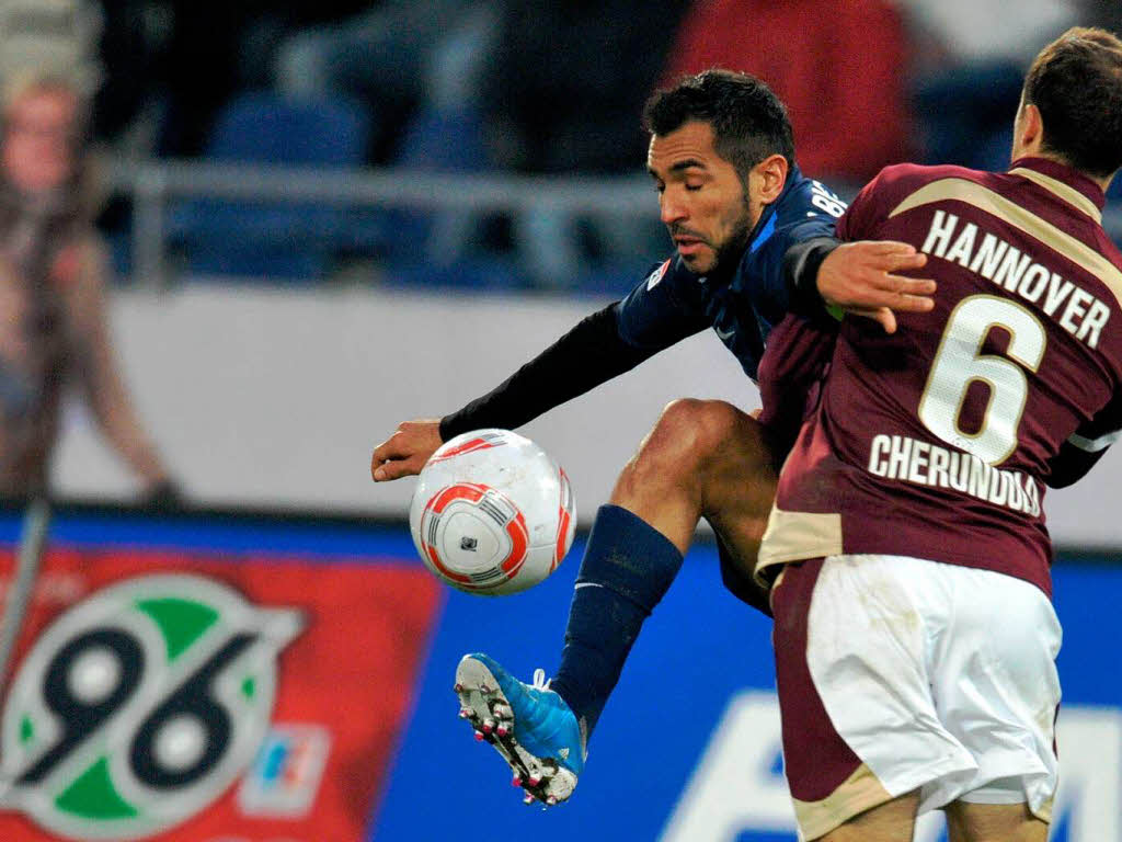 Hannovers Steven Cherundolo (r) spielt gegen Freiburgs Yacine Abdessadki.