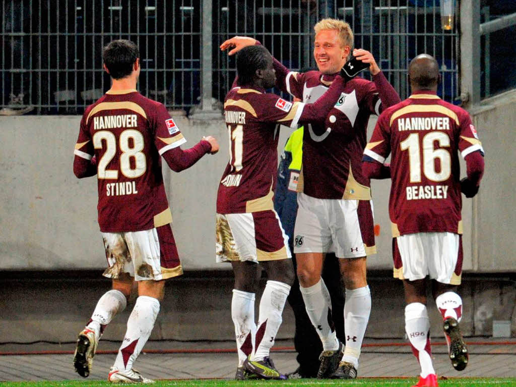 Hannovers Lars Stindl (l-r), Didier Ya Konan, Mike Hanke und DaMarcus Beasley bejubeln das 3:0 durch Hanke.