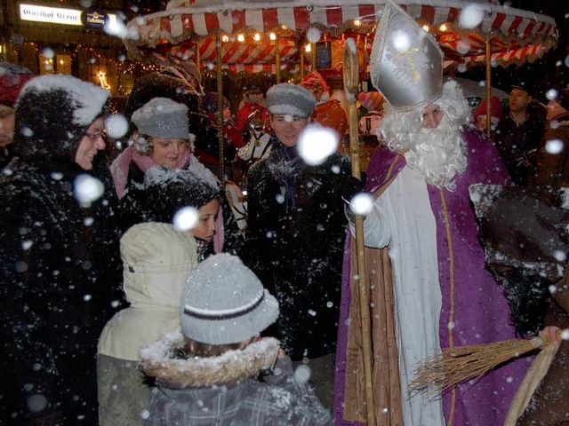 Nikolaus und Knecht Ruprecht erfreuten...eihnachtsmarktes mit sen Leckereien. 