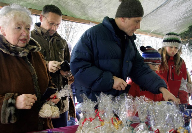 Selbst gebackene Linzertorten und Spri...gehrt auf dem Seemer Weihnachtsmarkt.   | Foto: Eva Korinth