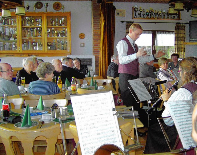 Die Trachtenkapelle sorgte fr beste U...m Seniorennachmittag in Gndelwangen.   | Foto: Cornelia Selz