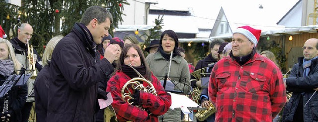 Erffnet wurde  der Weihnachtsmarkt vo...ratulierte Schlegel Friederike Ganter.  | Foto: pia grttinger