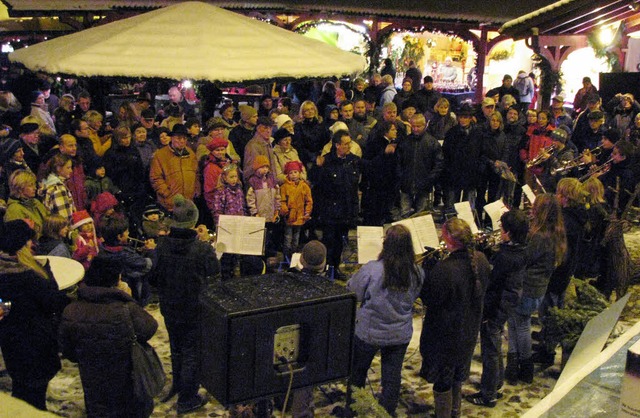 Advents- und Weihnachtslieder wurden z...ungen und mit Instrumenten begleitet.   | Foto: monika rombach